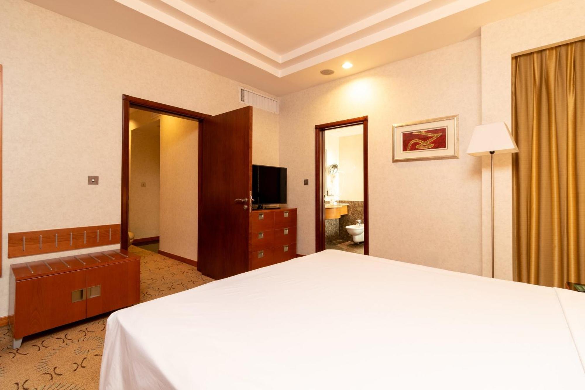 Holiday Inn - Suites Kuwait Salmiya By Ihg Kuwait City Exterior foto